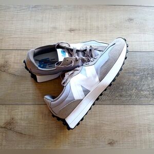 NWOT New Balance 327 Sneakers Men’s Size 9